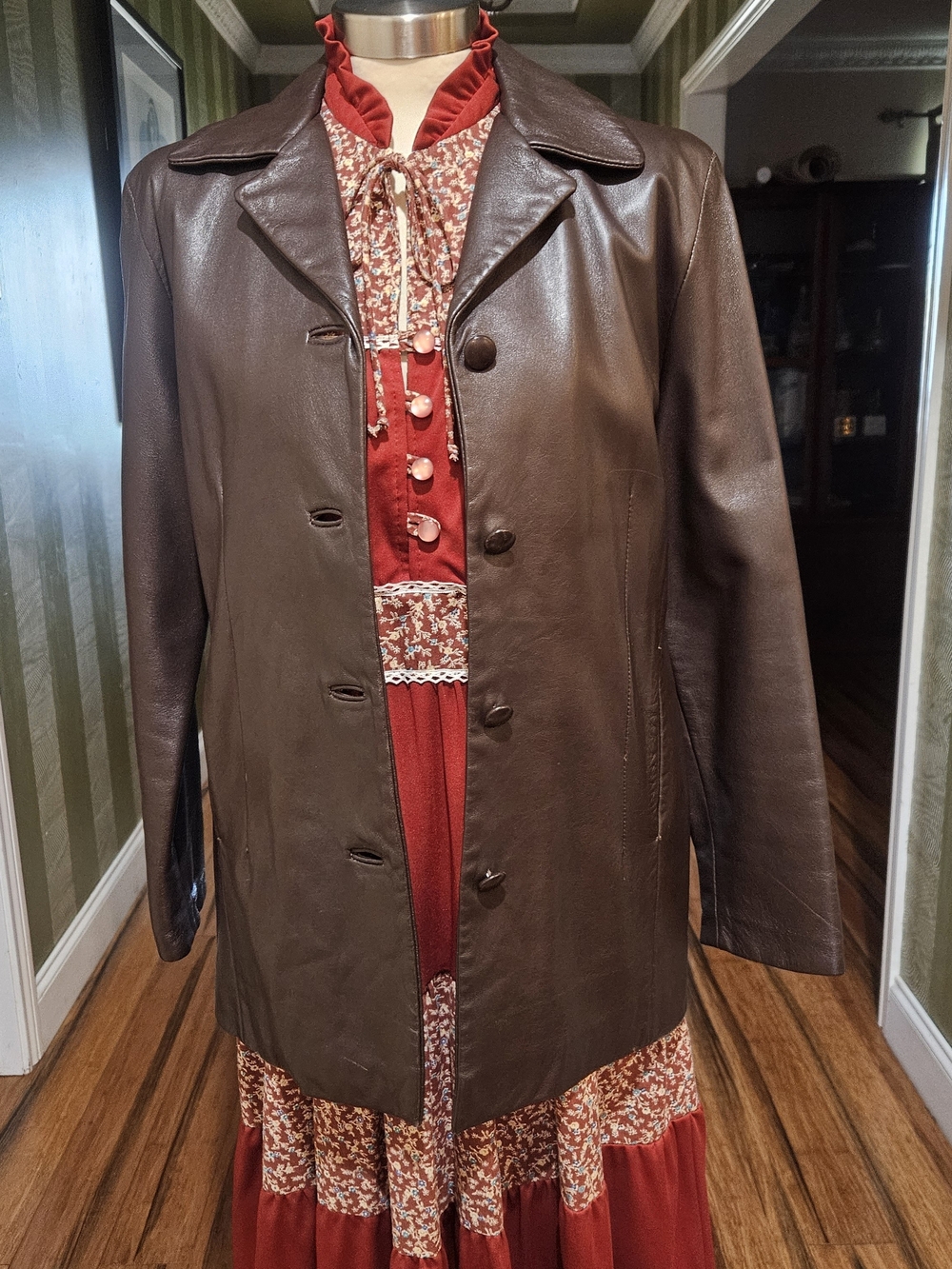 60s VINTAGE Classic Brown Leather Women's Coat -SIZE 6